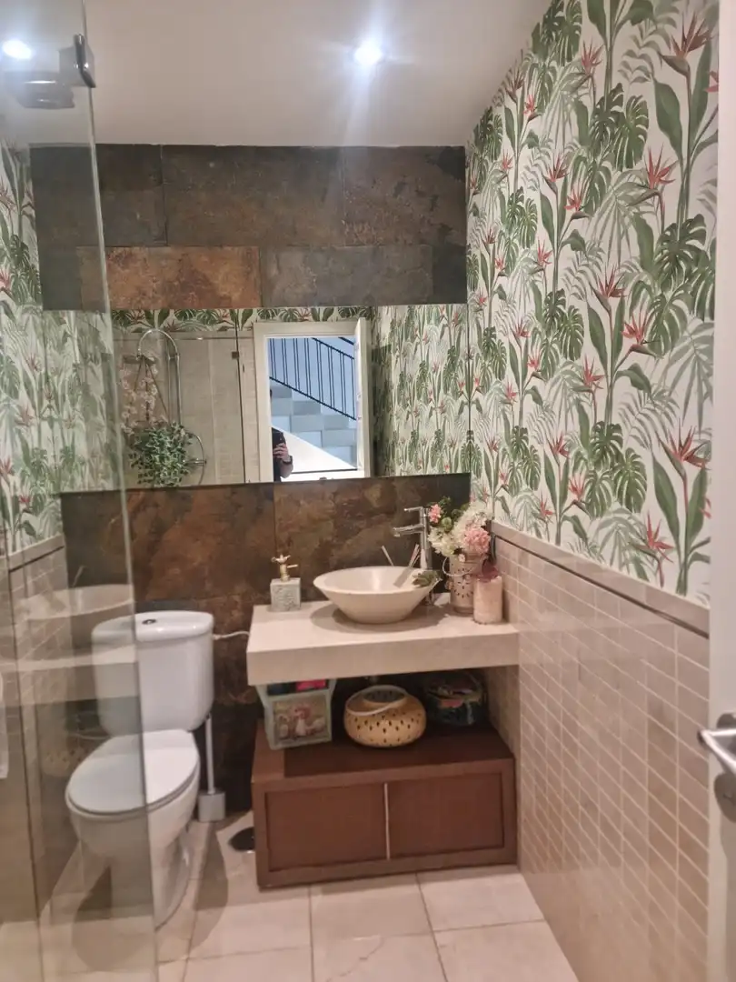 Badezimmer von Einfamilien-Reihenhaus zum Verkauf in Estepona mit Klimaanlage, Privatgarten und Terrasse