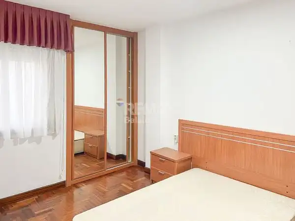 Dormitori de Pis en venda en Vigo  amb Calefacció, Parquet i Terrassa