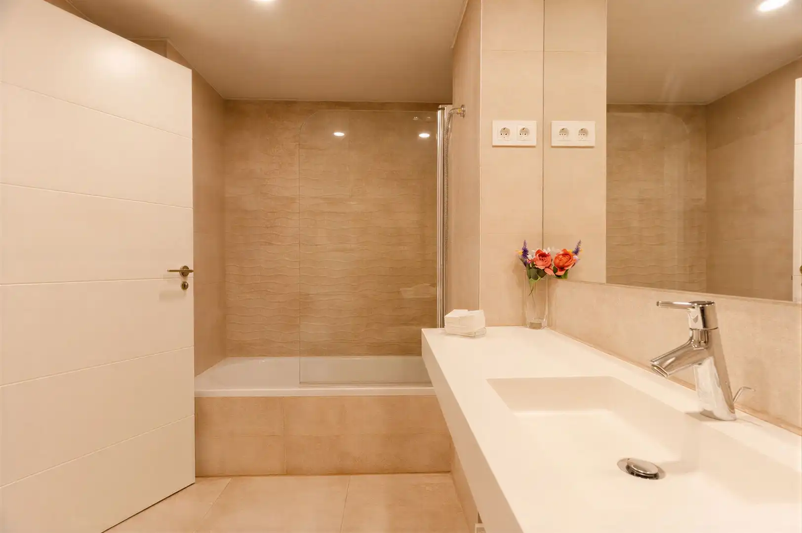 Bathroom of Flat for sale in Madrid  with Air Conditioner, Heating and Terrace