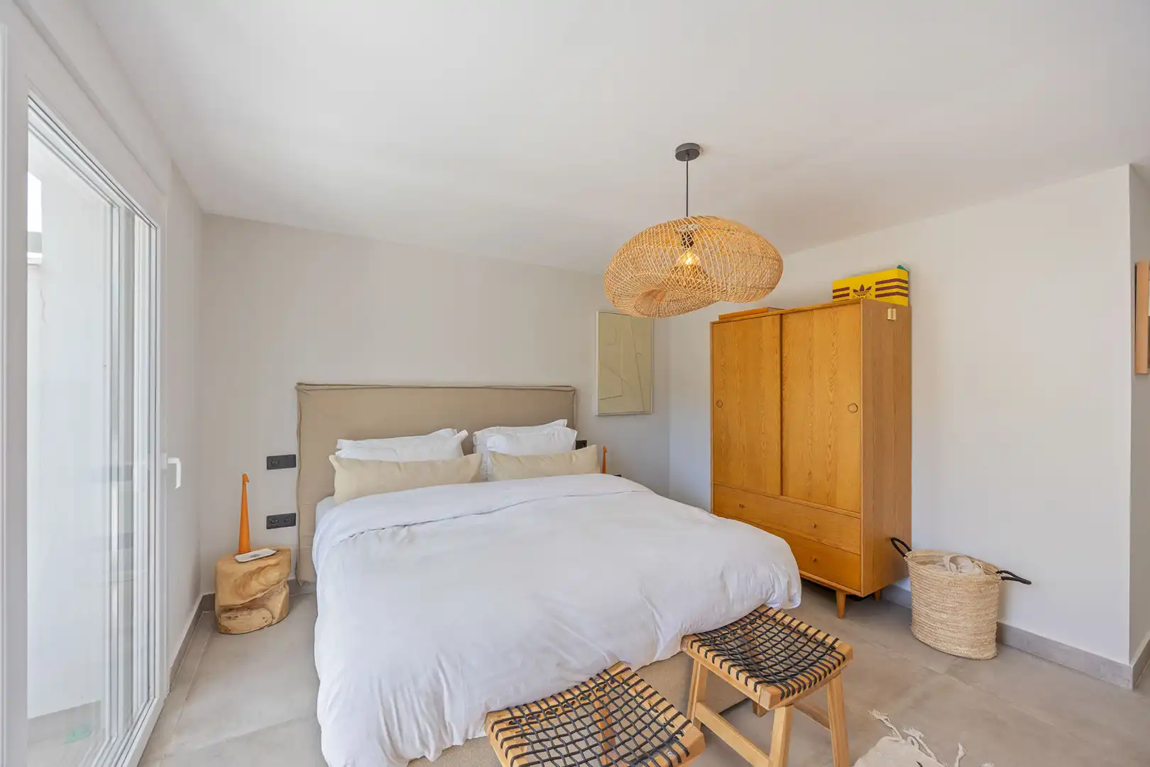 Schlafzimmer von Erdgeschoss zum Verkauf in Sotogrande mit Klimaanlage, Privatgarten und Terrasse