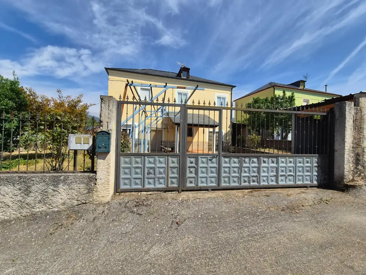 Exterior view of Residential for sale in Cacabelos