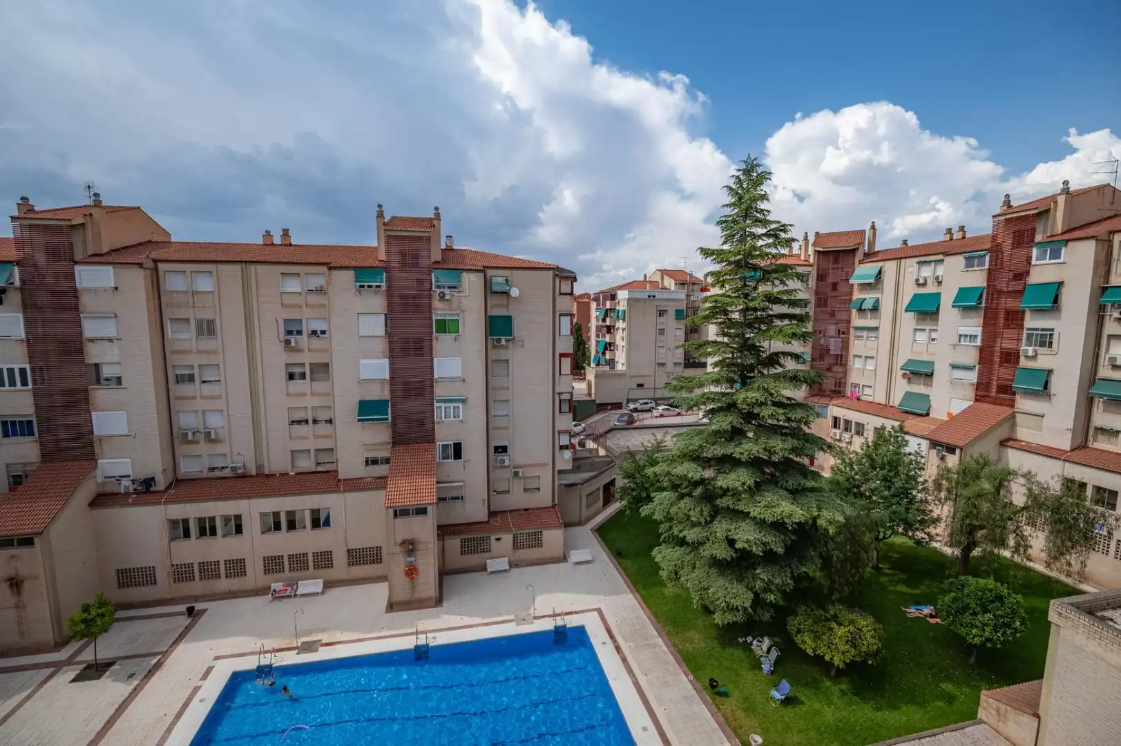 Piscina de Pis en venda en Granada amb Piscina comunitària