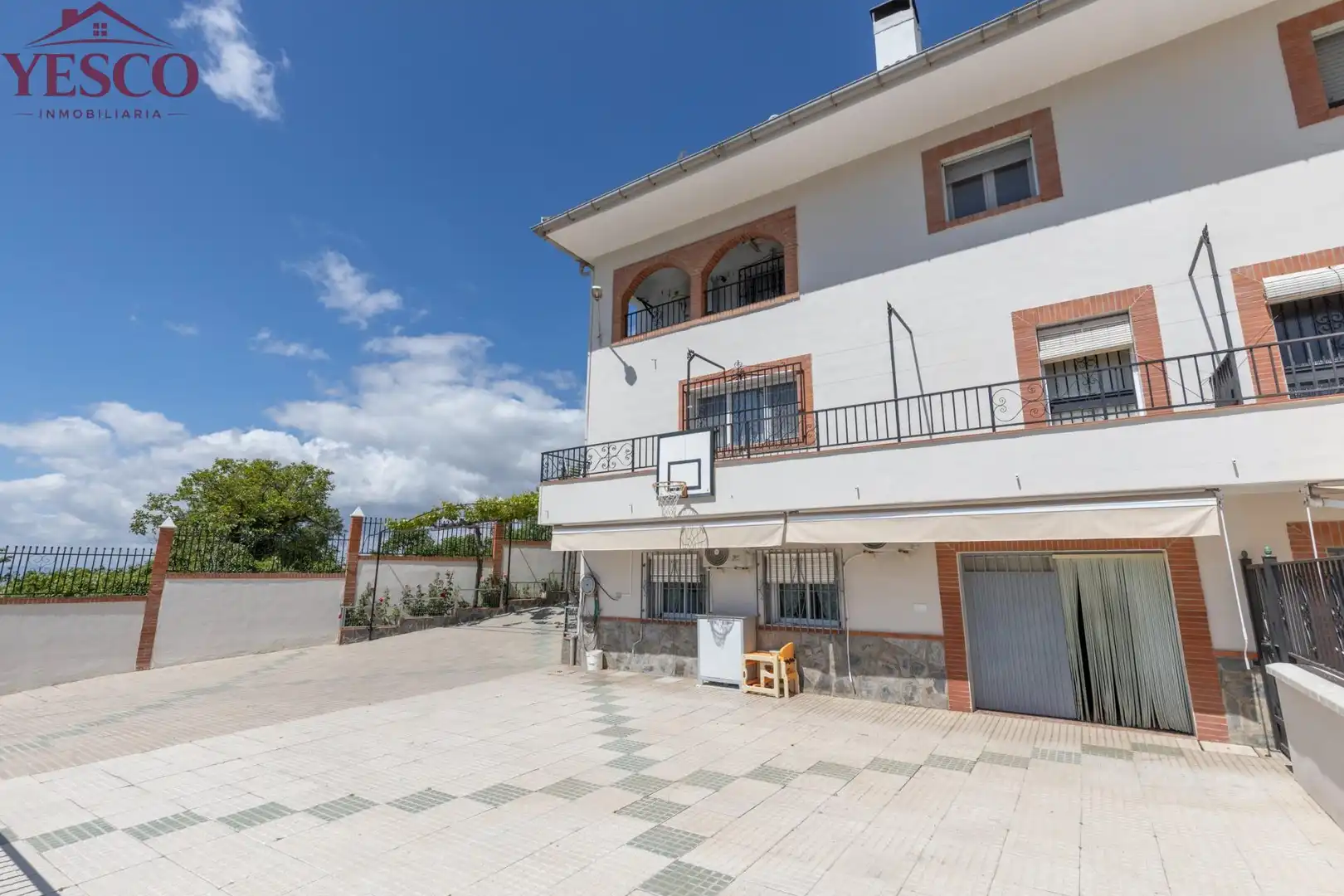 Vista exterior de Casa adosada en venda en Víznar amb Jardí privat, Terrassa i Piscina