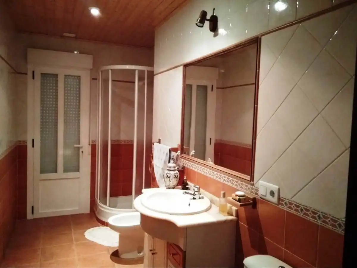 Badezimmer von Country house zum Verkauf in Oencia mit Terrasse, Abstellraum und Möbliert