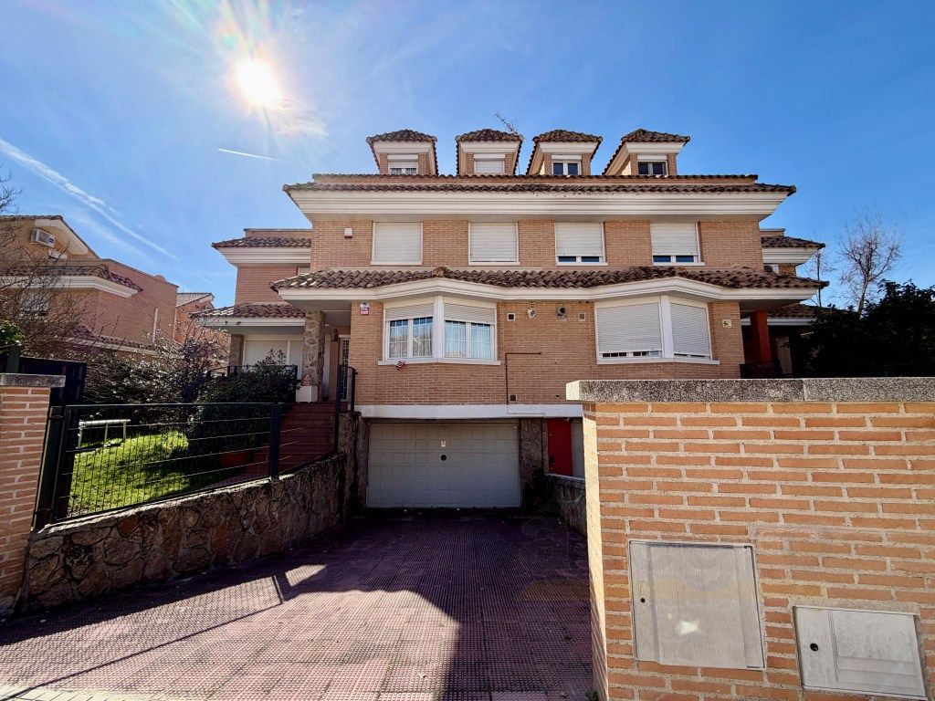 Exterior view of Single-family semi-detached for sale in Villanueva de la Cañada