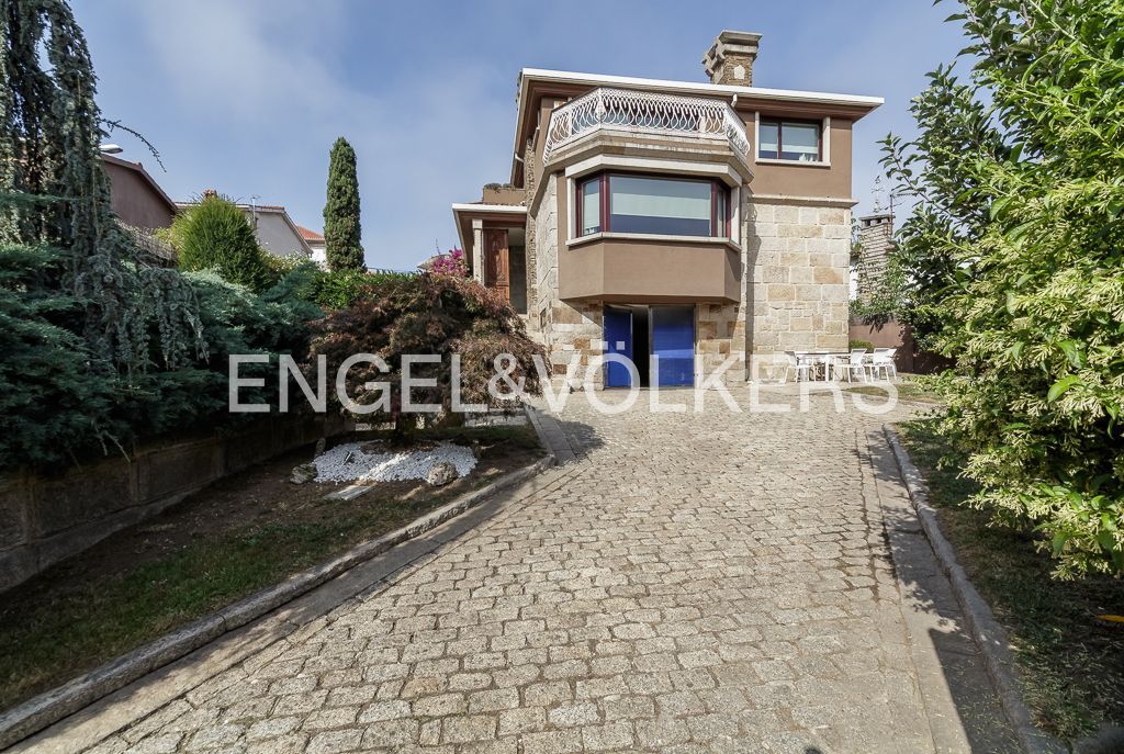 Vista exterior de Casa o xalet en venda en Vigo  amb Calefacció, Jardí privat i Terrassa
