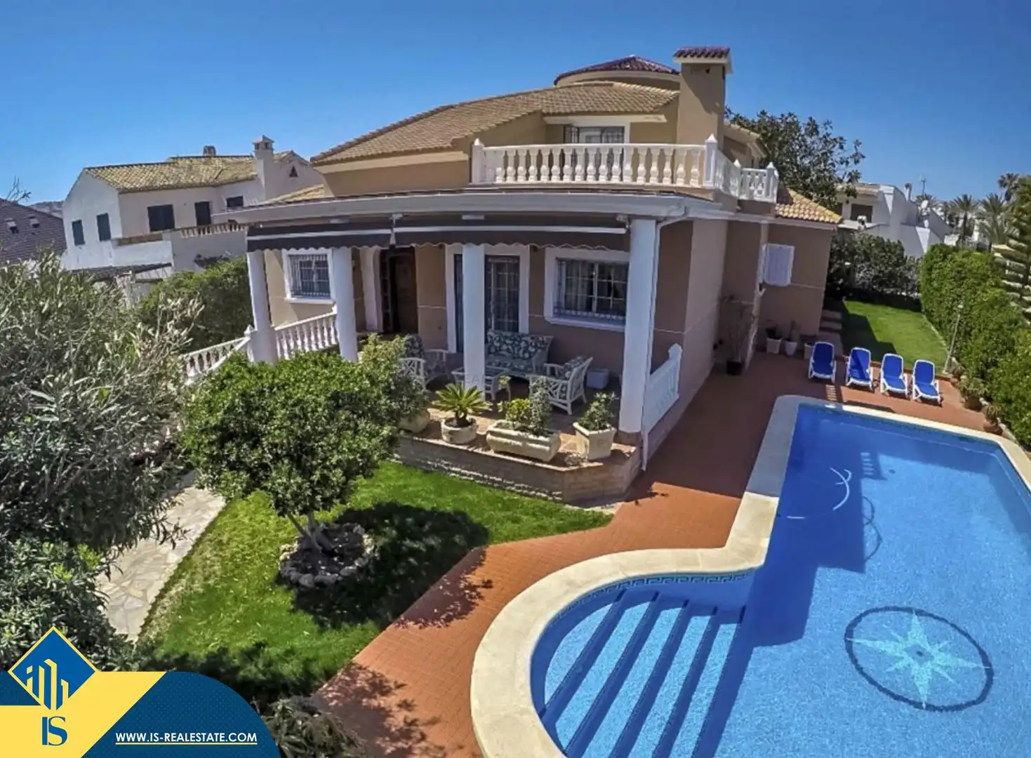 Chalet con jardín en venta en La Mata