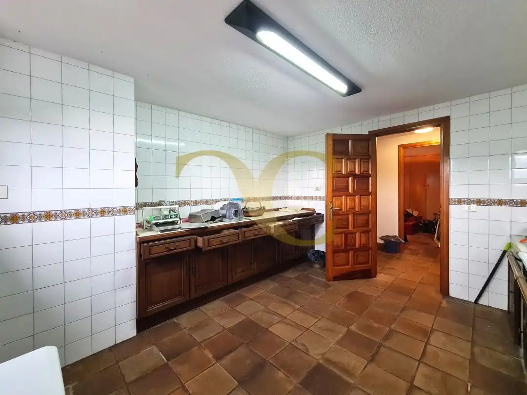 Cuina de Casa o xalet en venda en Oviedo  amb Calefacció, Jardí privat i Terrassa