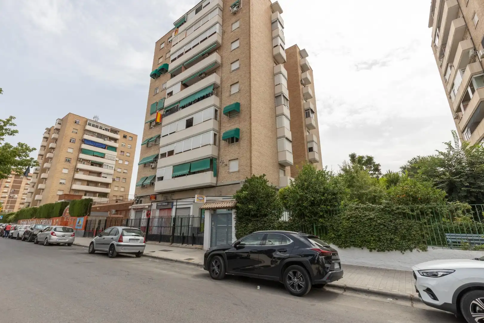 Vista exterior de Piso en venta en Granada con Terraza y Balcón