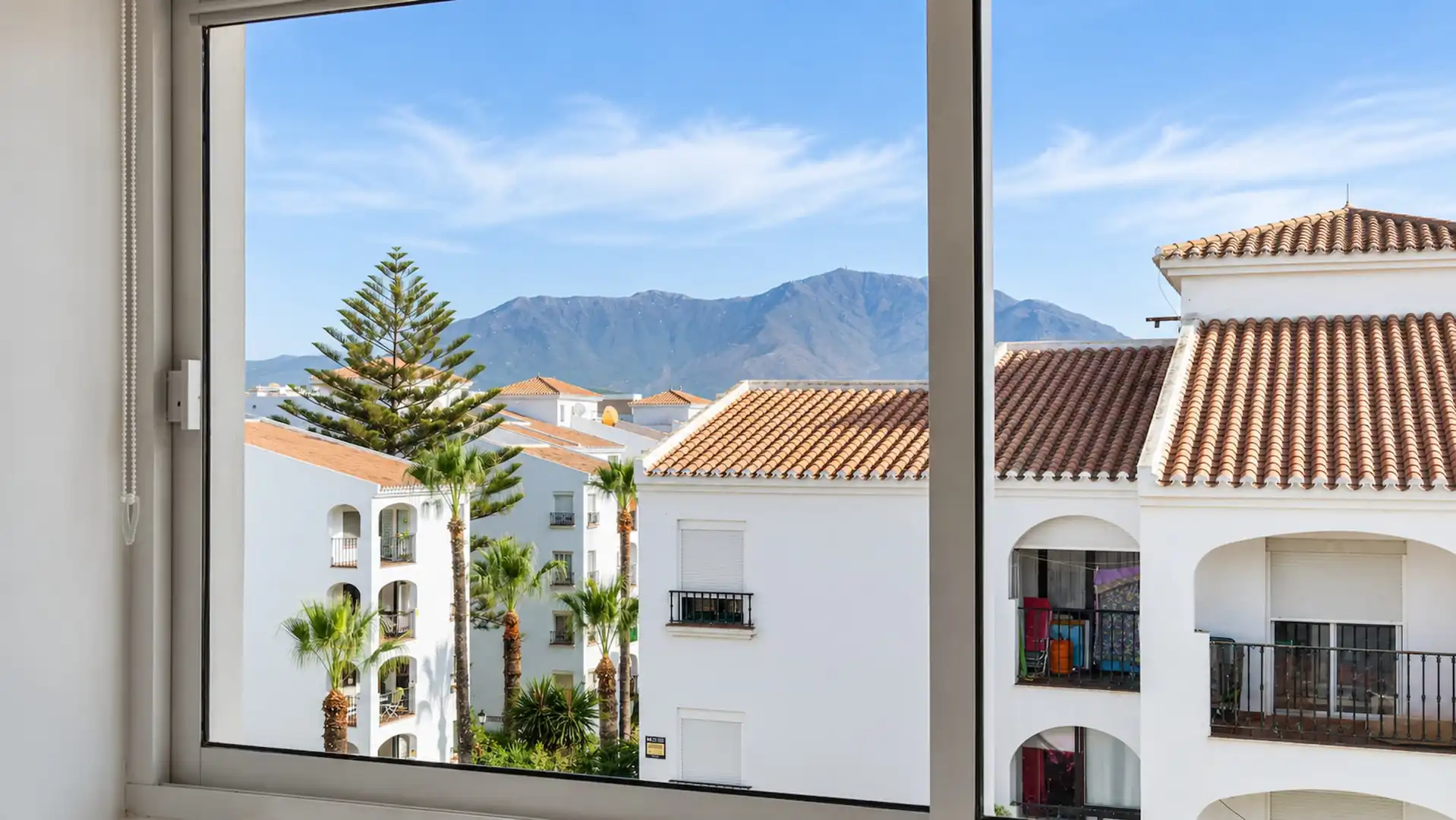 Vista exterior de Apartament en venda en Manilva amb Terrassa, Piscina i Balcó