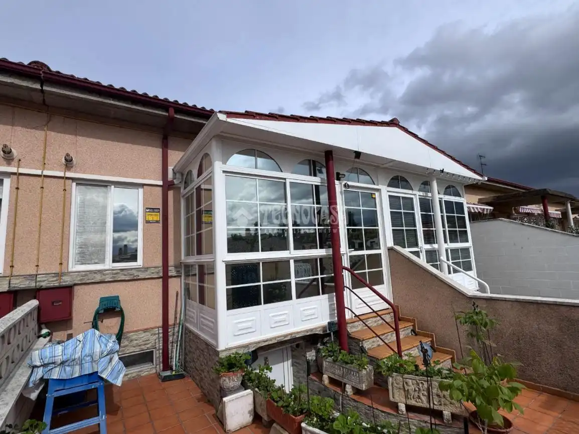 Vista exterior de Casa adosada en venda en Villasabariego amb Domòtica i Piscina comunitària