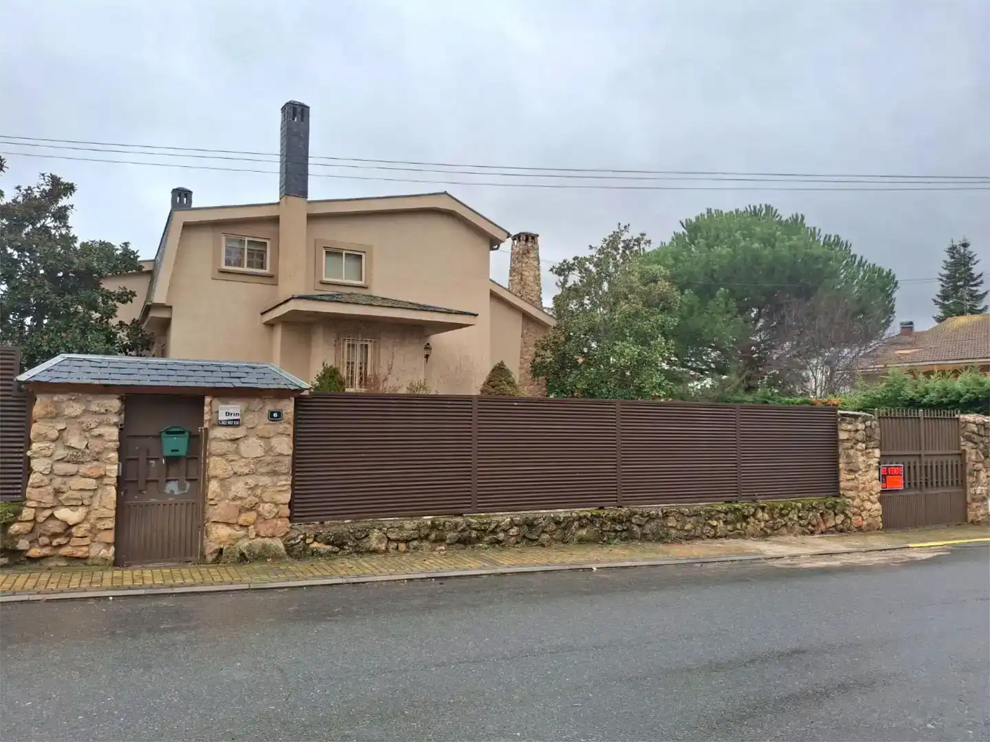 Vista exterior de Casa o xalet en venda en Palazuelos de Eresma amb Aire condicionat, Piscina i Balcó