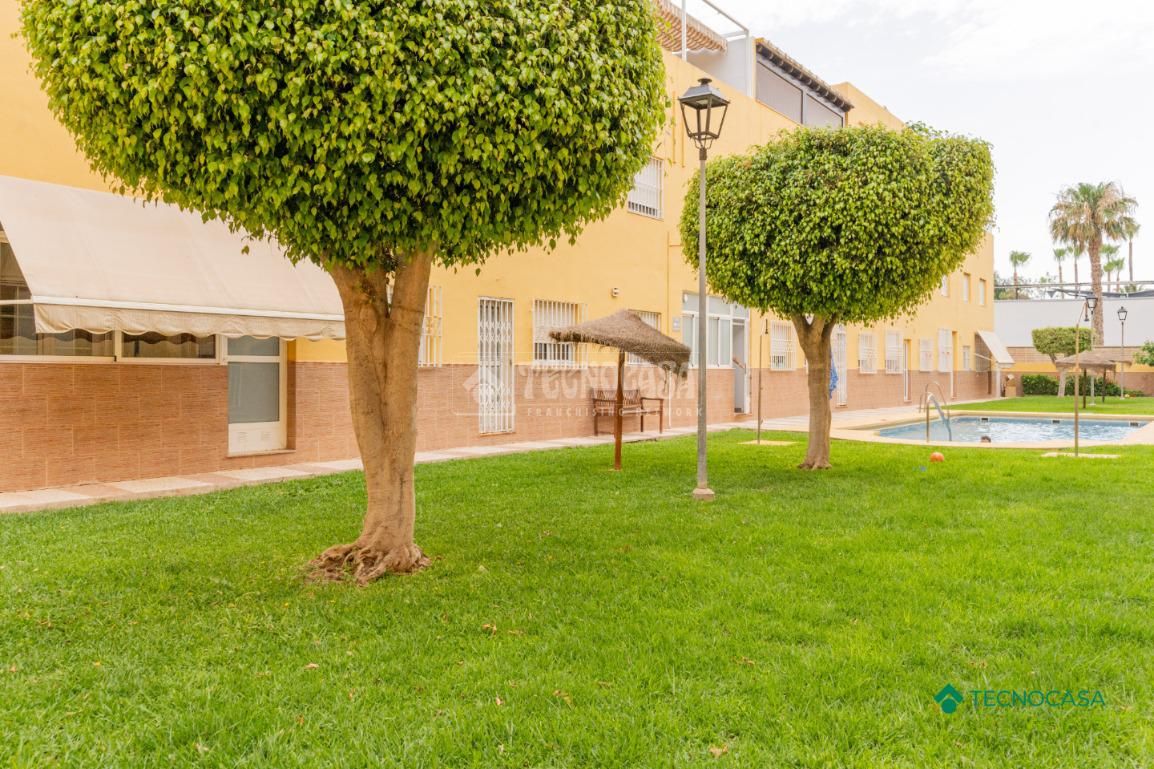 Vista exterior de Casa adosada en venda en Roquetas de Mar amb Terrassa i Piscina comunitària