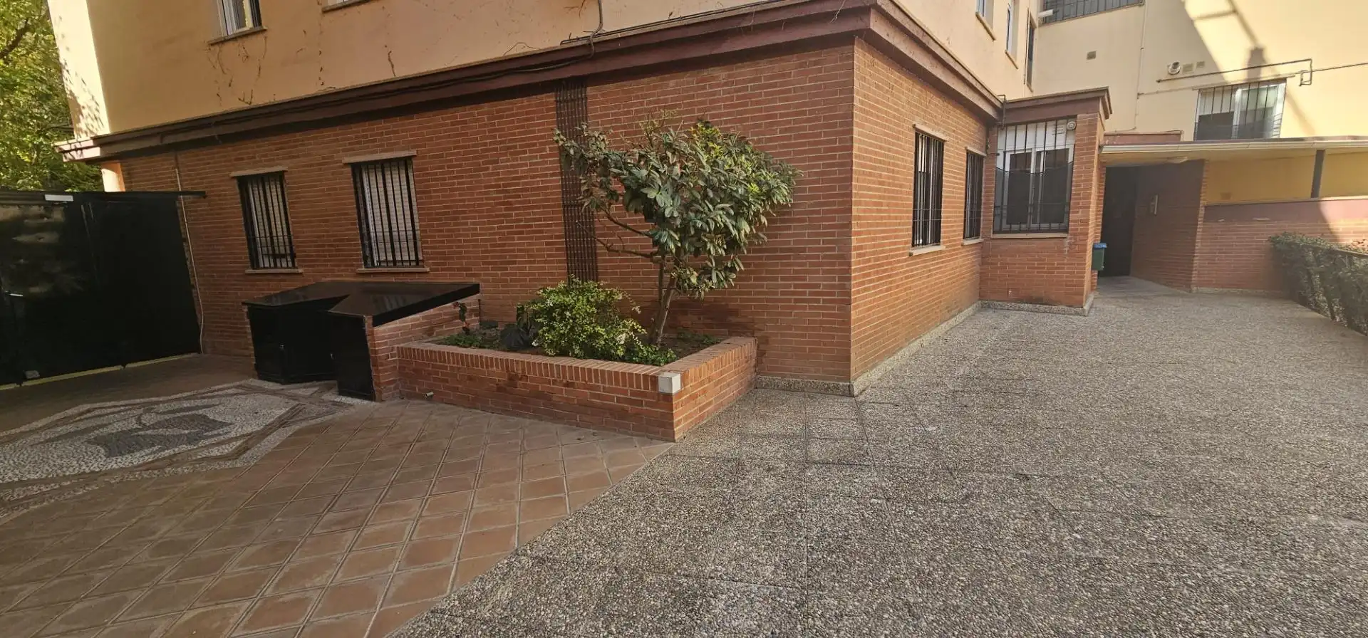 Außenansicht von Garage zum Verkauf in Granada
