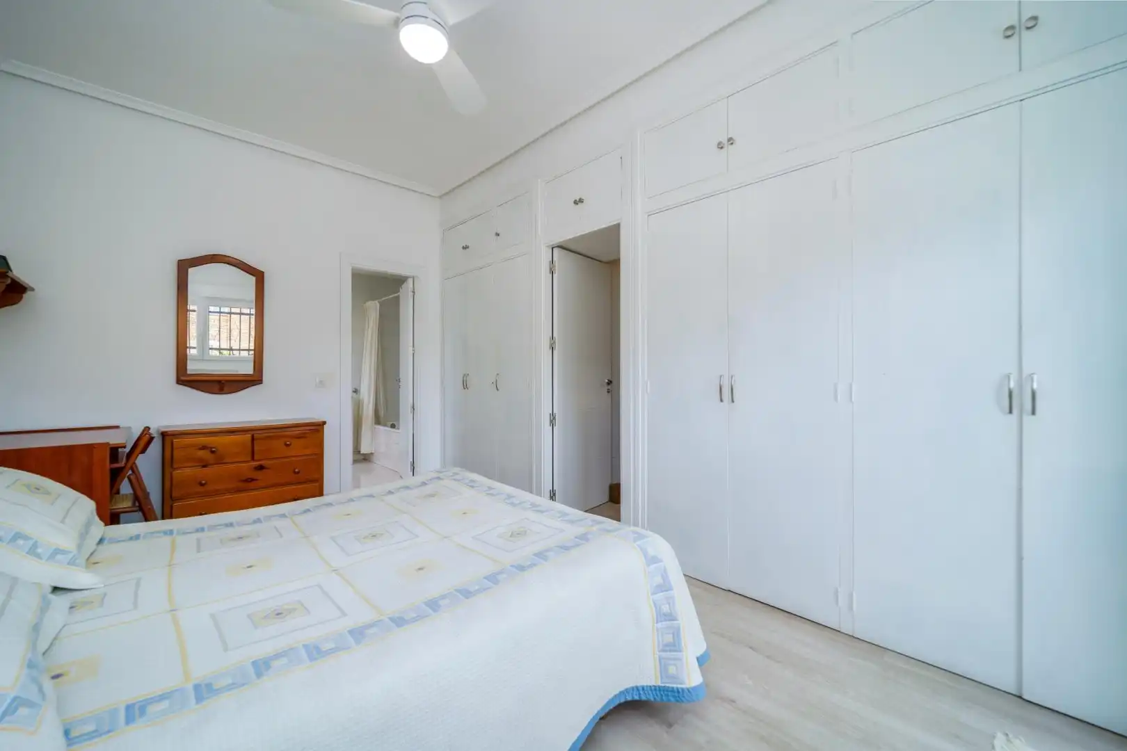 Habitación de Casa adosada en venta en Madrid con Calefacción y Jardín privado
