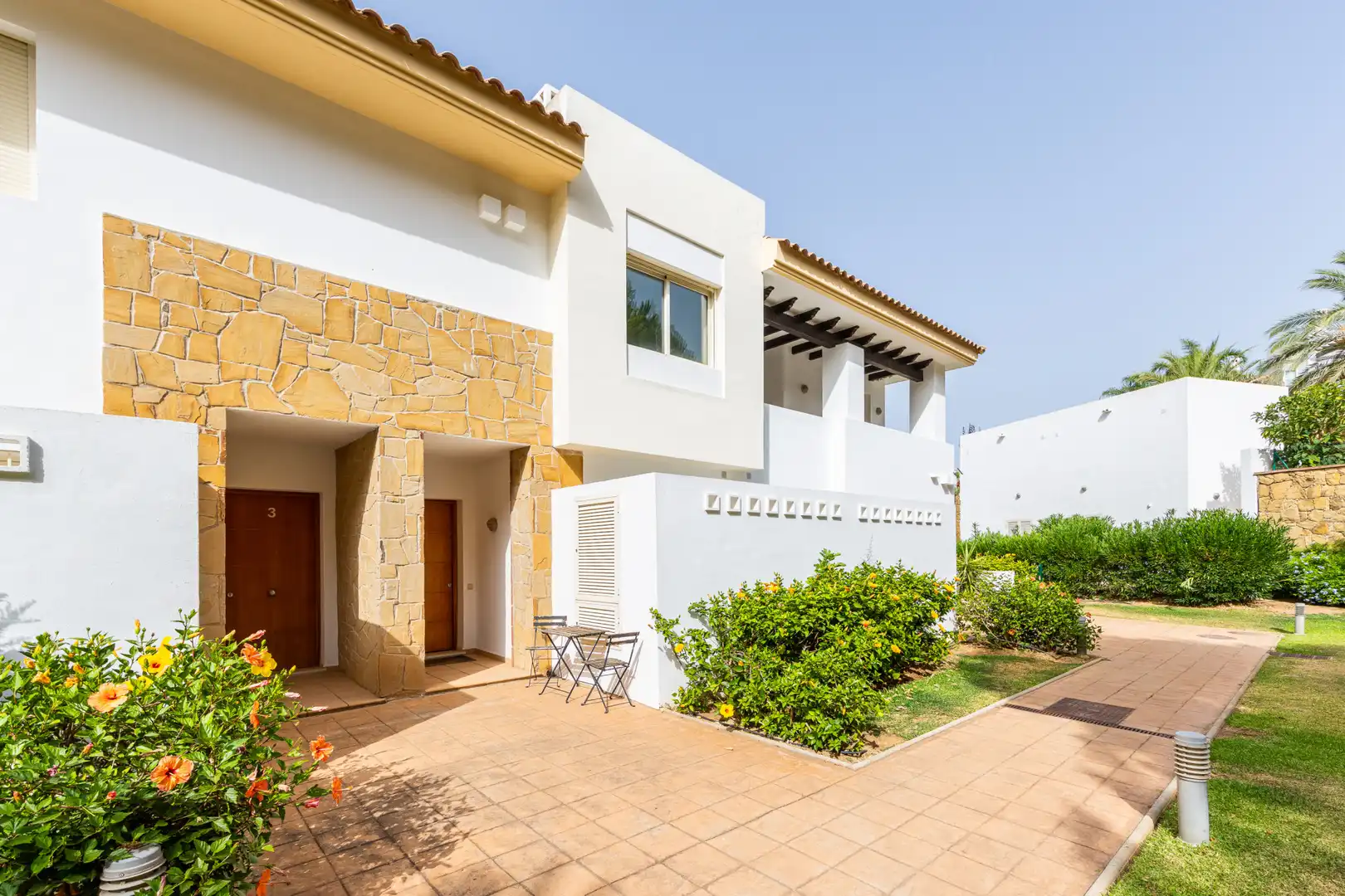 Außenansicht von Einfamilien-Reihenhaus zum Verkauf in Mijas mit Klimaanlage, Privatgarten und Terrasse