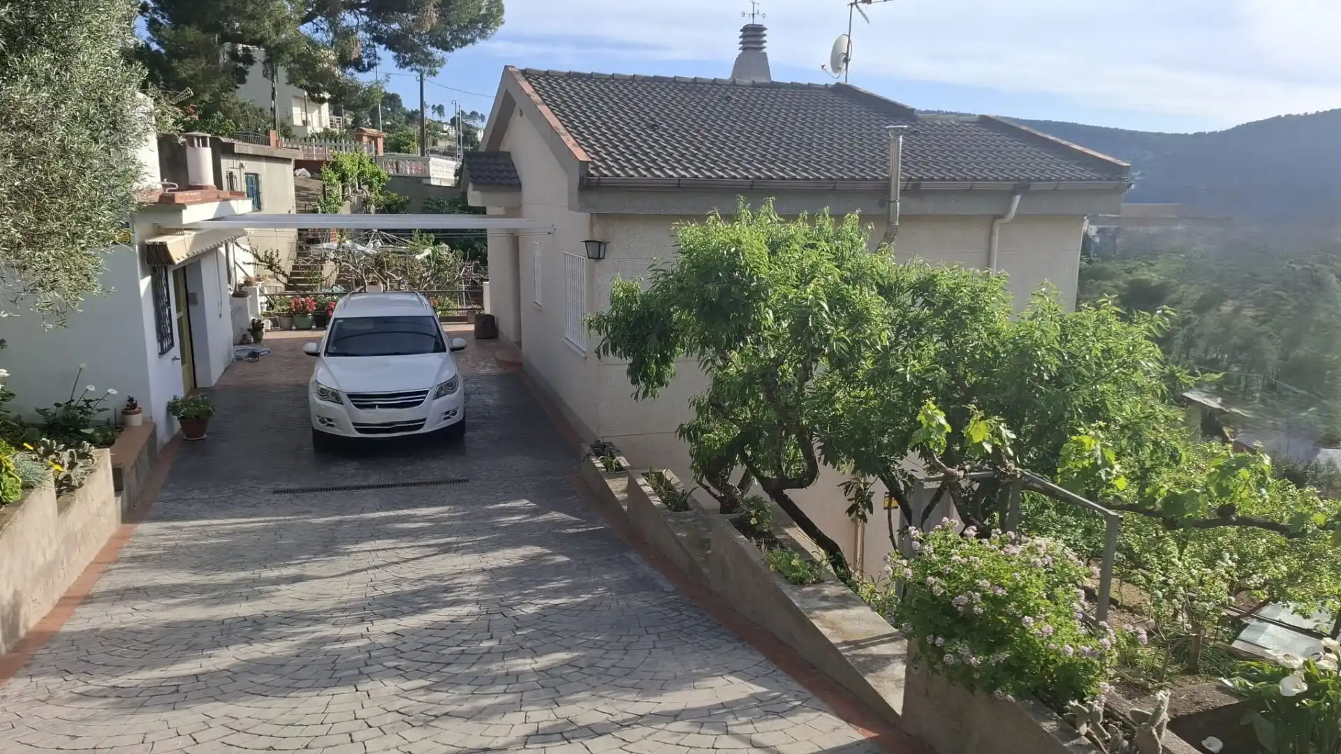 Vista exterior de Casa o xalet en venda en Vallirana amb Aire condicionat, Calefacció i Terrassa