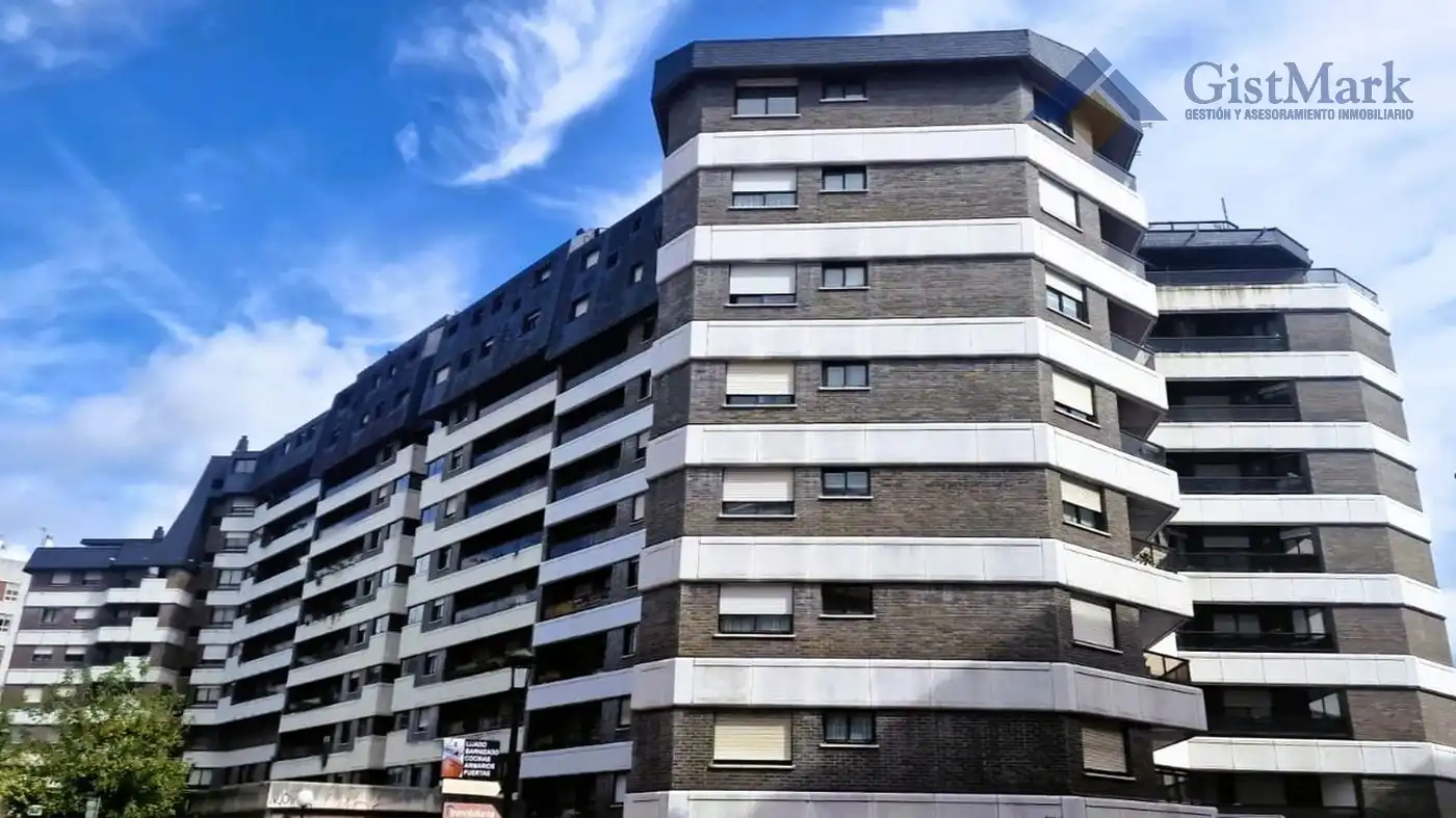 Vista exterior de Piso en venta en Vigo  con Calefacción, Parquet y Terraza