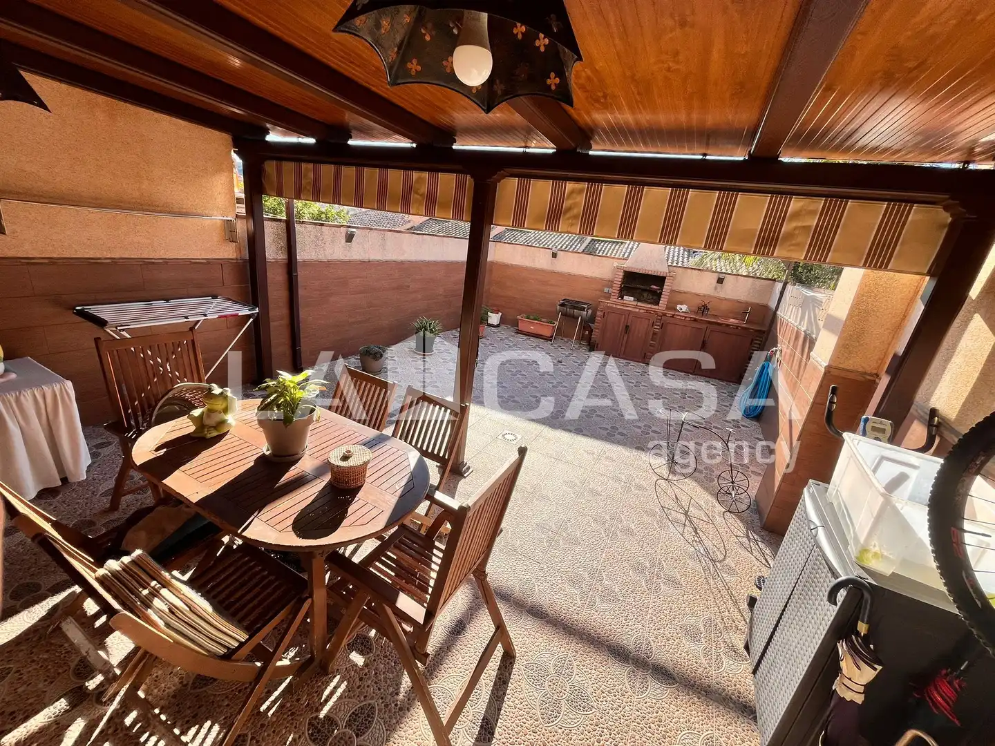 Terrasse von Einfamilien-Reihenhaus zum Verkauf in Algeciras mit Klimaanlage, Abstellraum und Schwimmbad