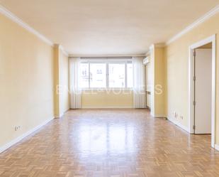 Sala d'estar de Apartament en venda en  Madrid Capital amb Aire condicionat, Calefacció i Parquet