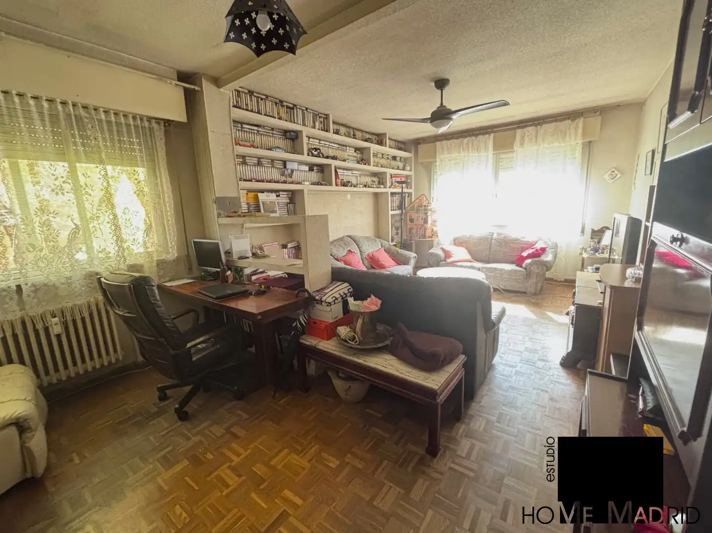 Sala de estar de Piso en venta en  Madrid Capital con Calefacción y Parquet