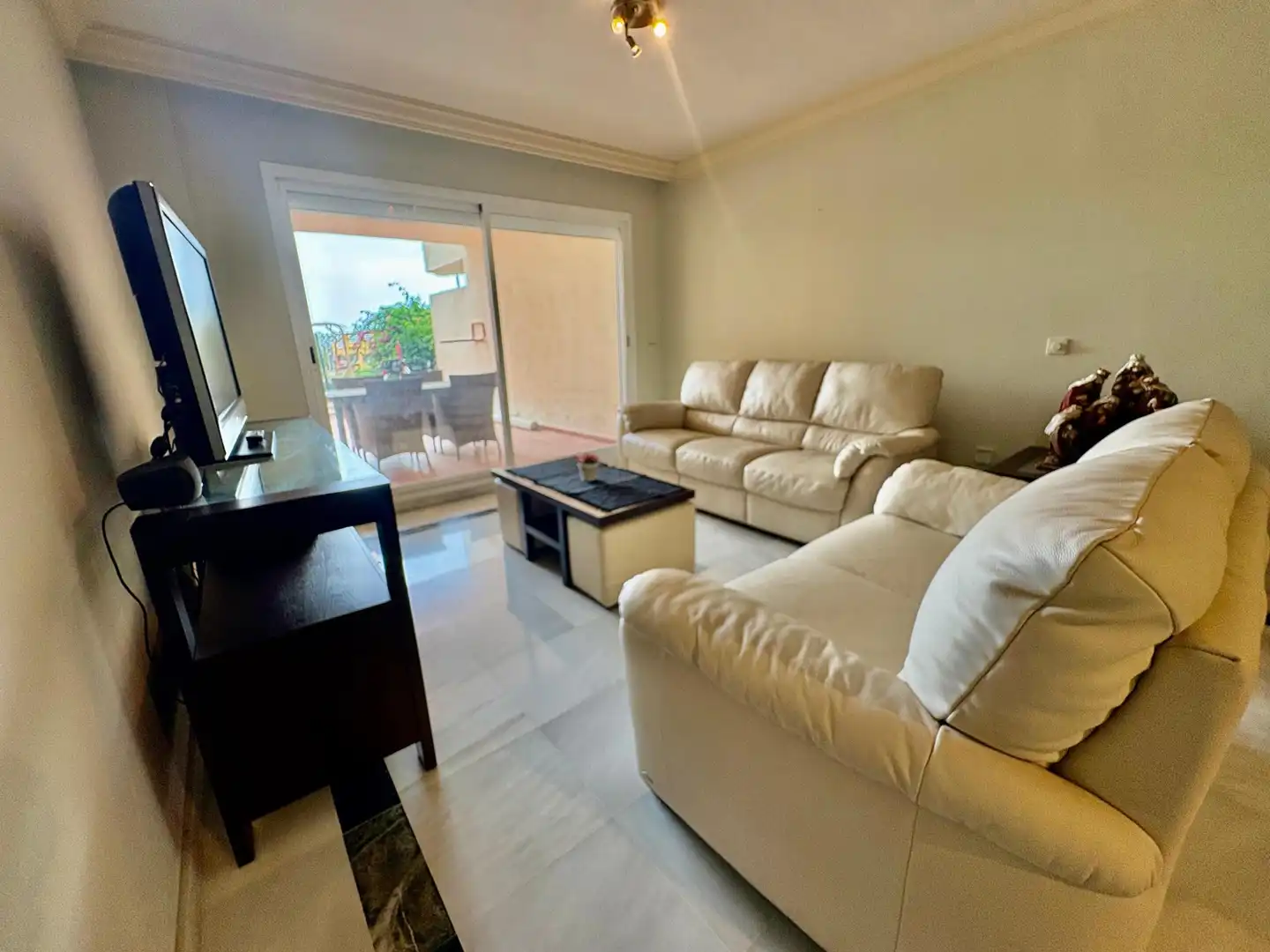 Sala de estar de Apartamento de alquiler en Marbella con Aire acondicionado, Calefacción y Jardín privado