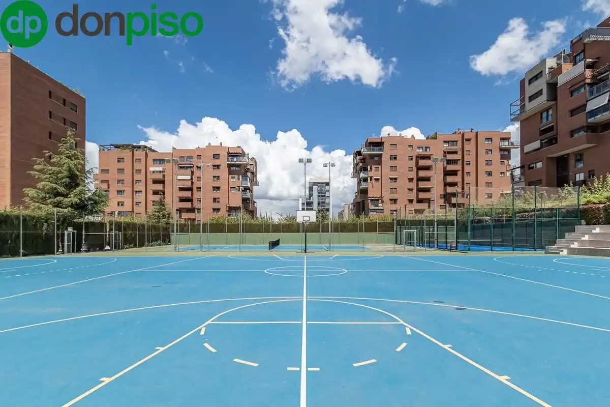 Außenansicht von Wohnung zum Verkauf in  Granada Capital mit Klimaanlage, Terrasse und Gemeinschaftspool