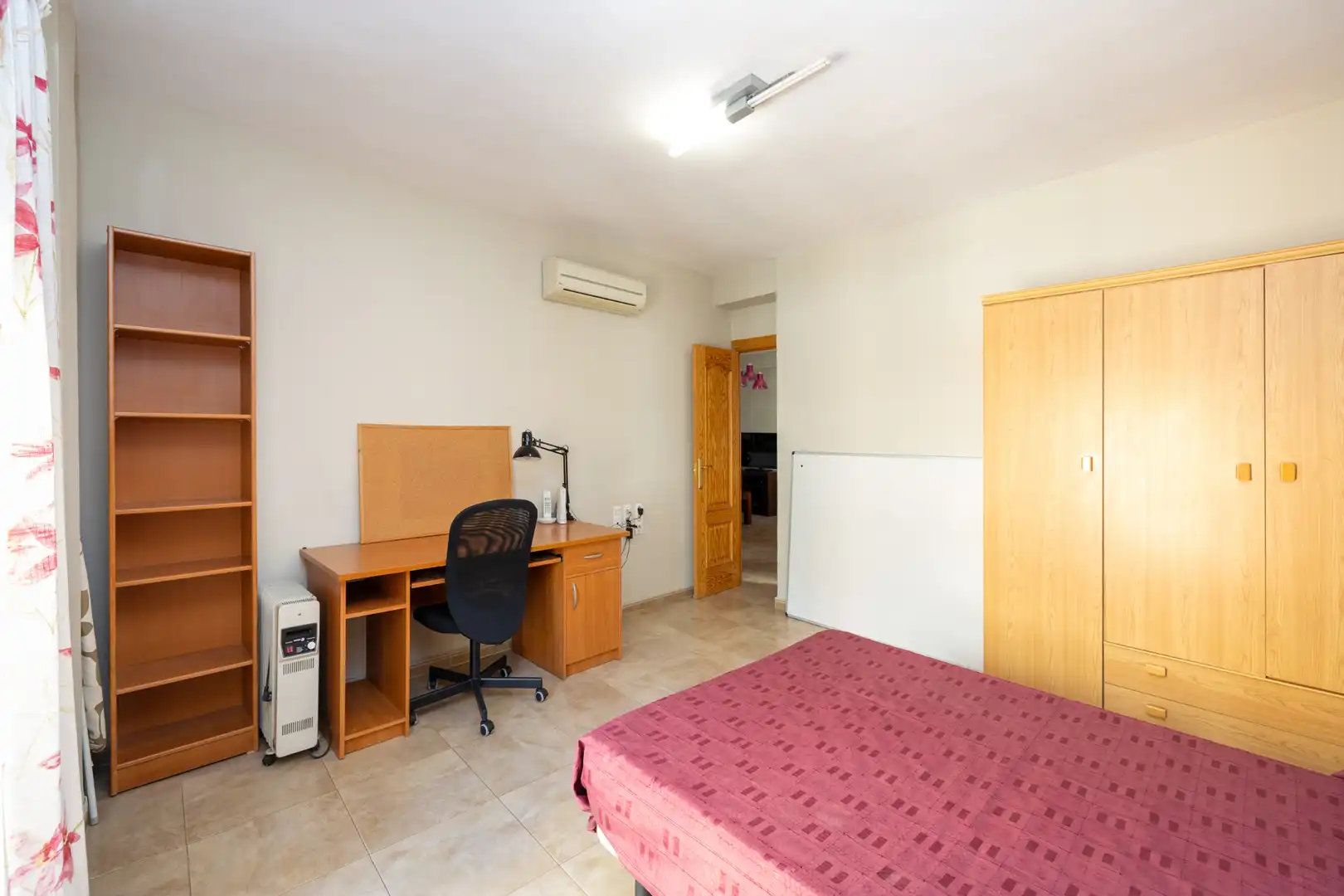 Bedroom of Flat for rent in Granada  with Air Conditioner, Furnished and Washing machine