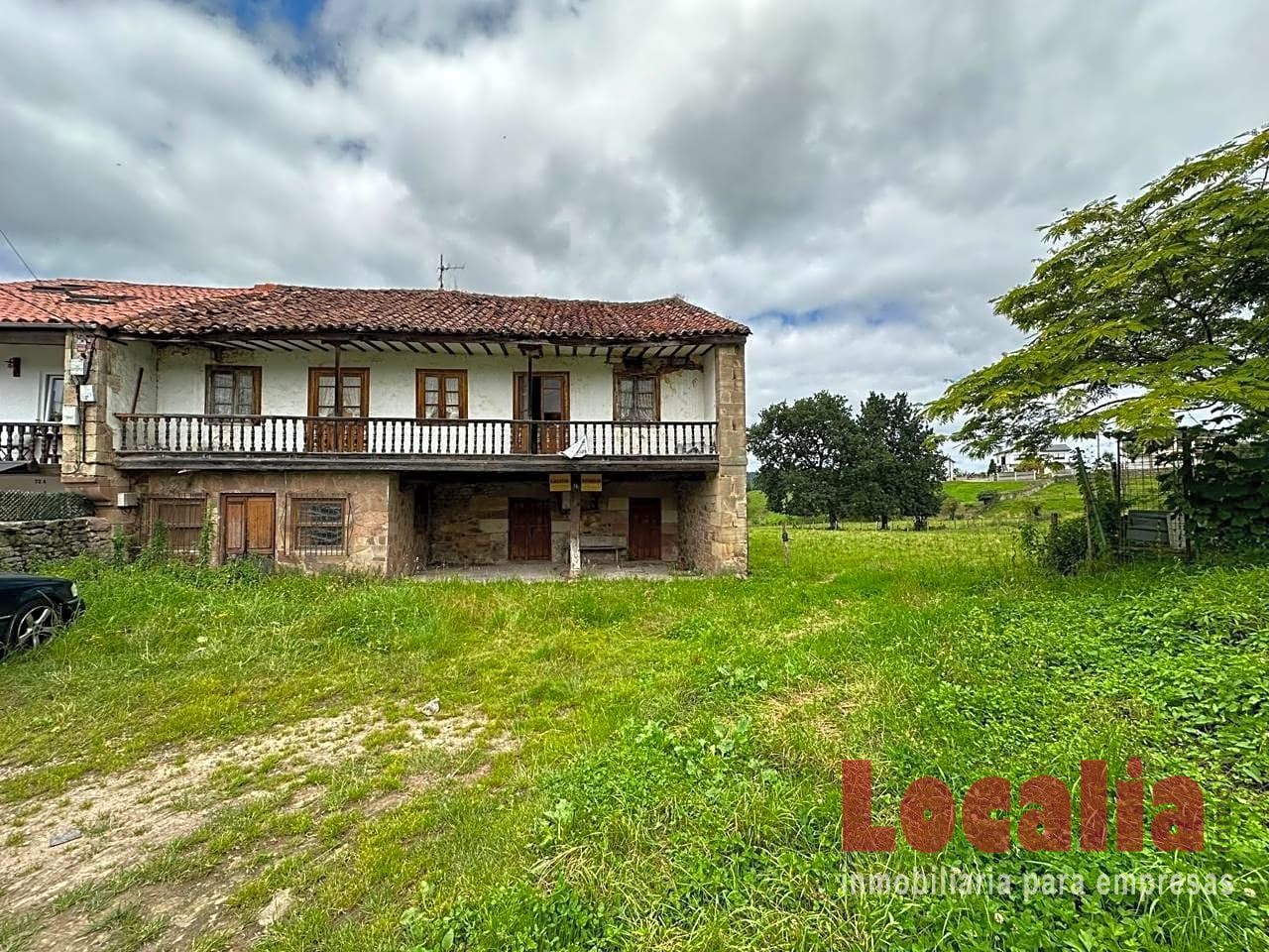 Vista exterior de Casa o xalet en venda en Torrelavega  amb Jardí privat