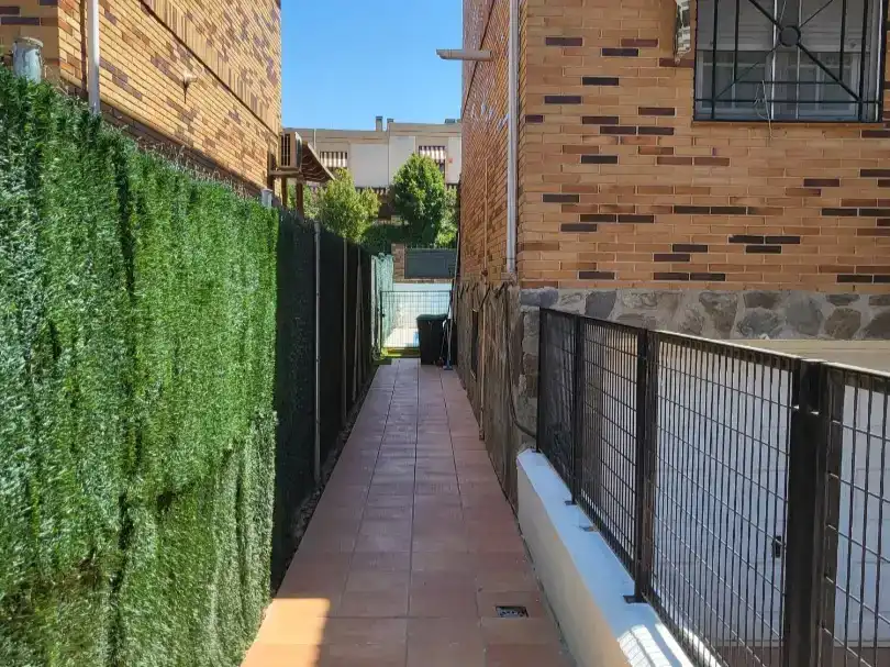 Vista exterior de Casa o xalet en venda en Villaviciosa de Odón amb Aire condicionat, Jardí privat i Parquet