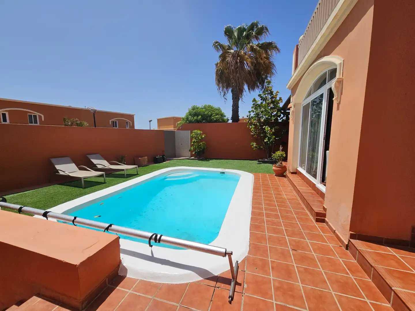 Piscina de Casa adosada en venda en Puerto del Rosario amb Aire condicionat, Jardí privat i Terrassa