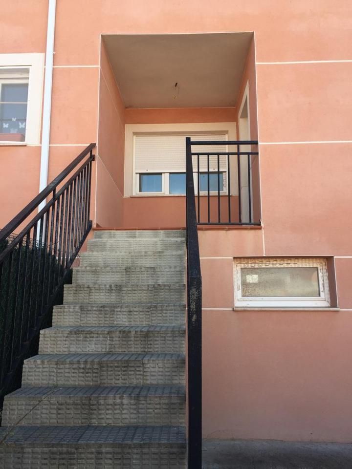 Vista exterior de Casa adosada en venda en Saelices amb Calefacció