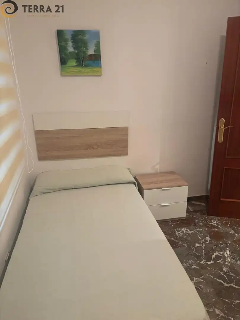 Habitación de Piso de alquiler en Jaén con Aire acondicionado, Jardín privado y Piscina comunitaria