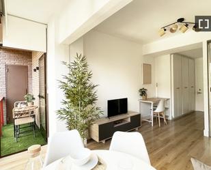 Living room of Flat to rent in  Madrid Capital  with Air Conditioner, Heating and Furnished