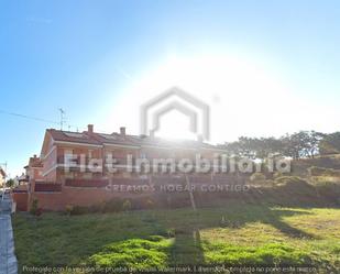 Vista exterior de Casa adosada en venda en Castro-Urdiales amb Calefacció, Jardí privat i Parquet