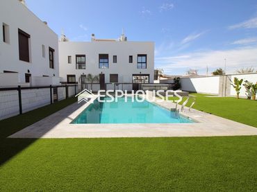 Casa aparellada amb balcó en venda a Pilar de la Horadada ciudad