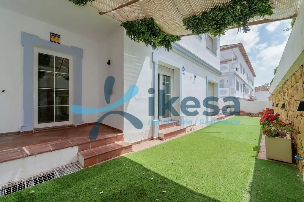 Vista exterior de Dúplex en venda en Marbella amb Piscina comunitària