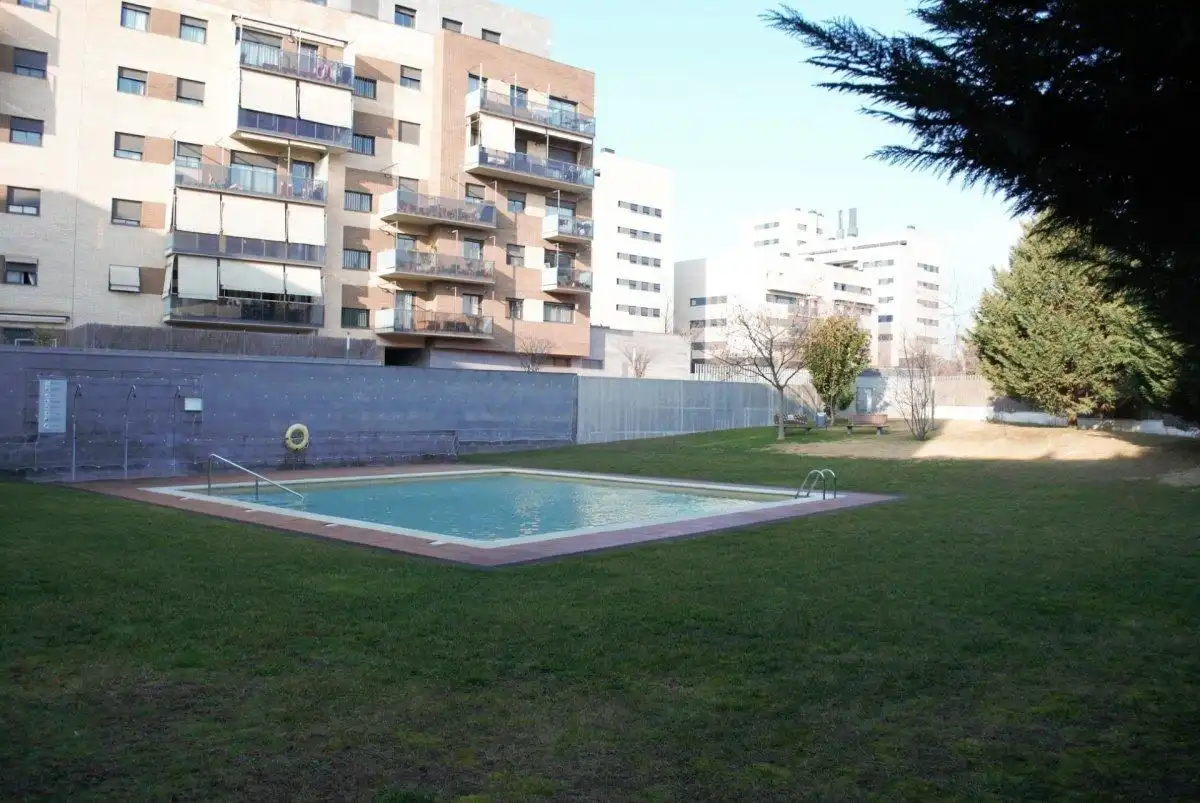 Piscina de Pis en venda en Sabadell amb Aire condicionat, Calefacció i Jardí privat
