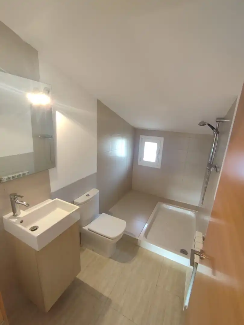Baño de Casa adosada en venta en Balaguer con Aire acondicionado, Calefacción y Jardín privado