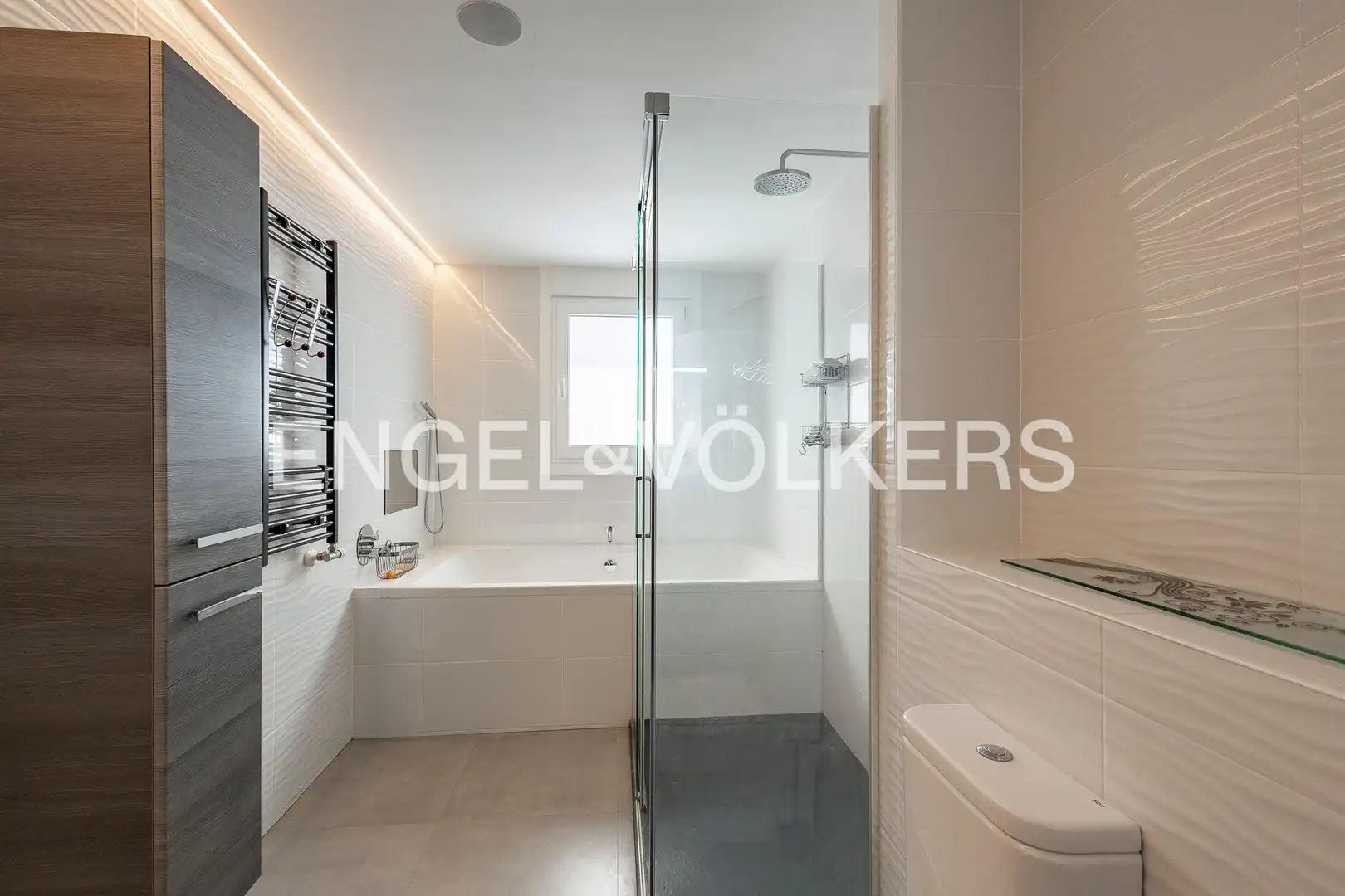 Bathroom of Houses for sale in Castelldefels  with Air Conditioner, Heating and Swimming Pool