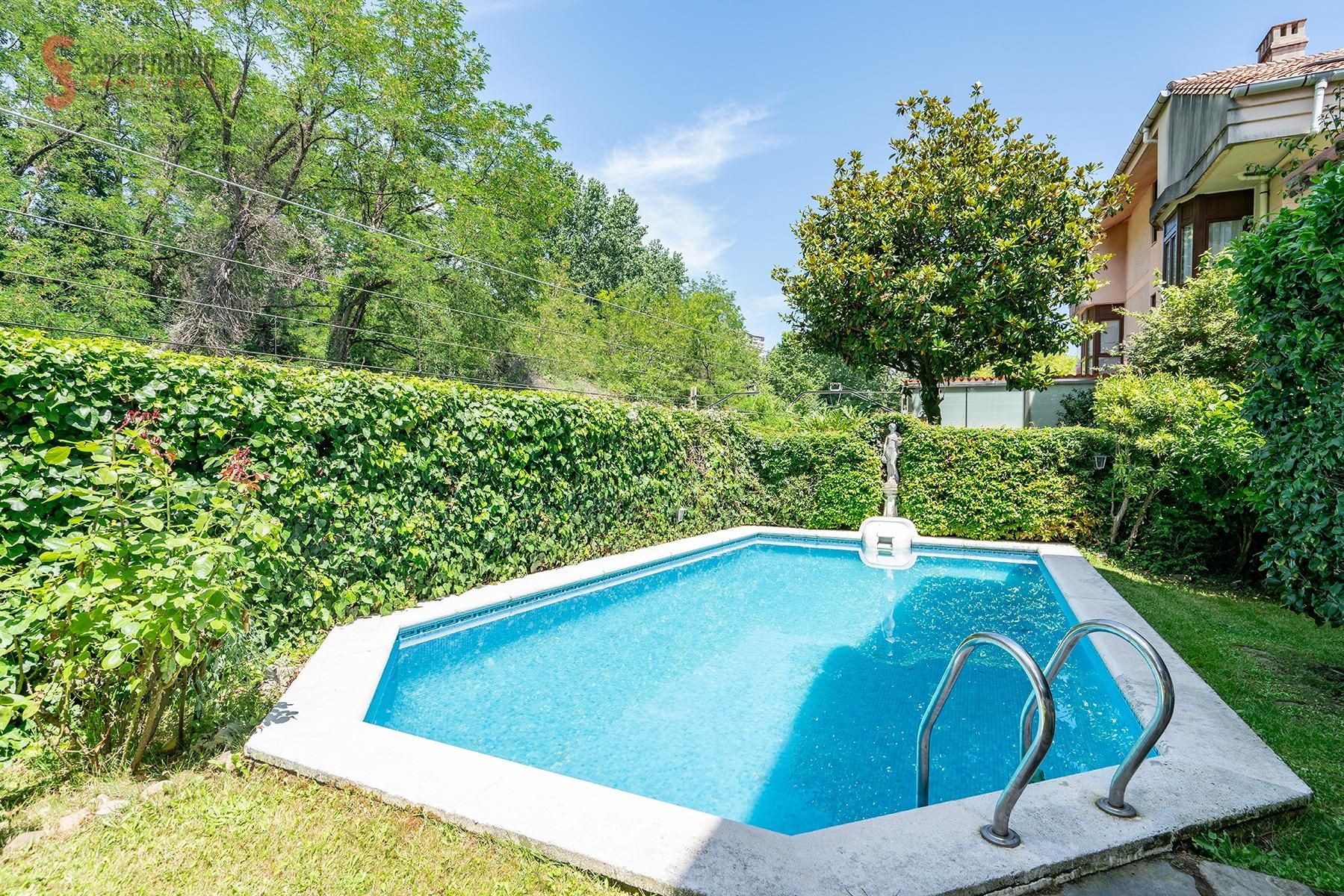 Piscina de Casa adosada en venda en Santander amb Calefacció, Jardí privat i Parquet