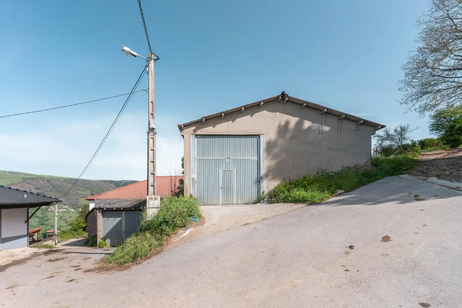 Vista exterior de Casa o xalet en venda en Cangas del Narcea amb Calefacció, Terrassa i Moblat