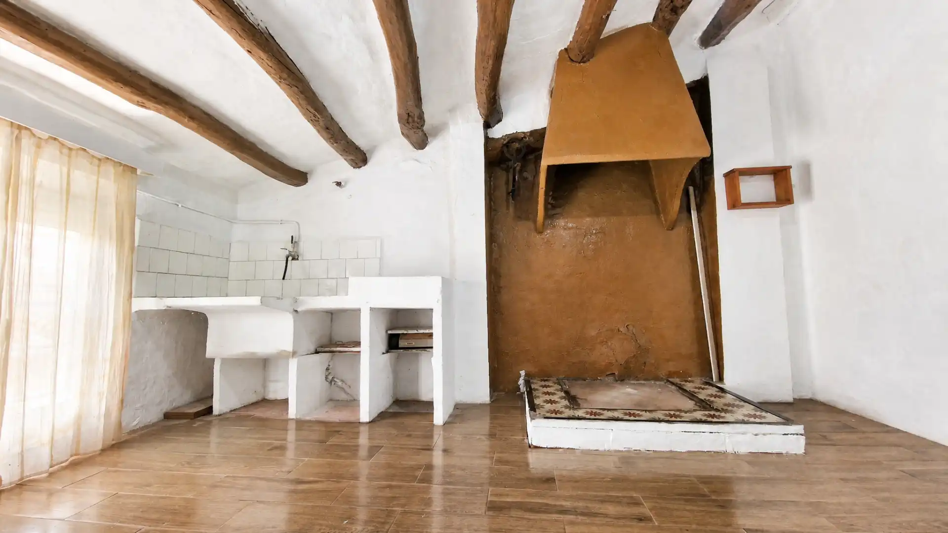Cuina de Casa adosada en venda en Alloza amb Calefacció, Parquet i Moblat