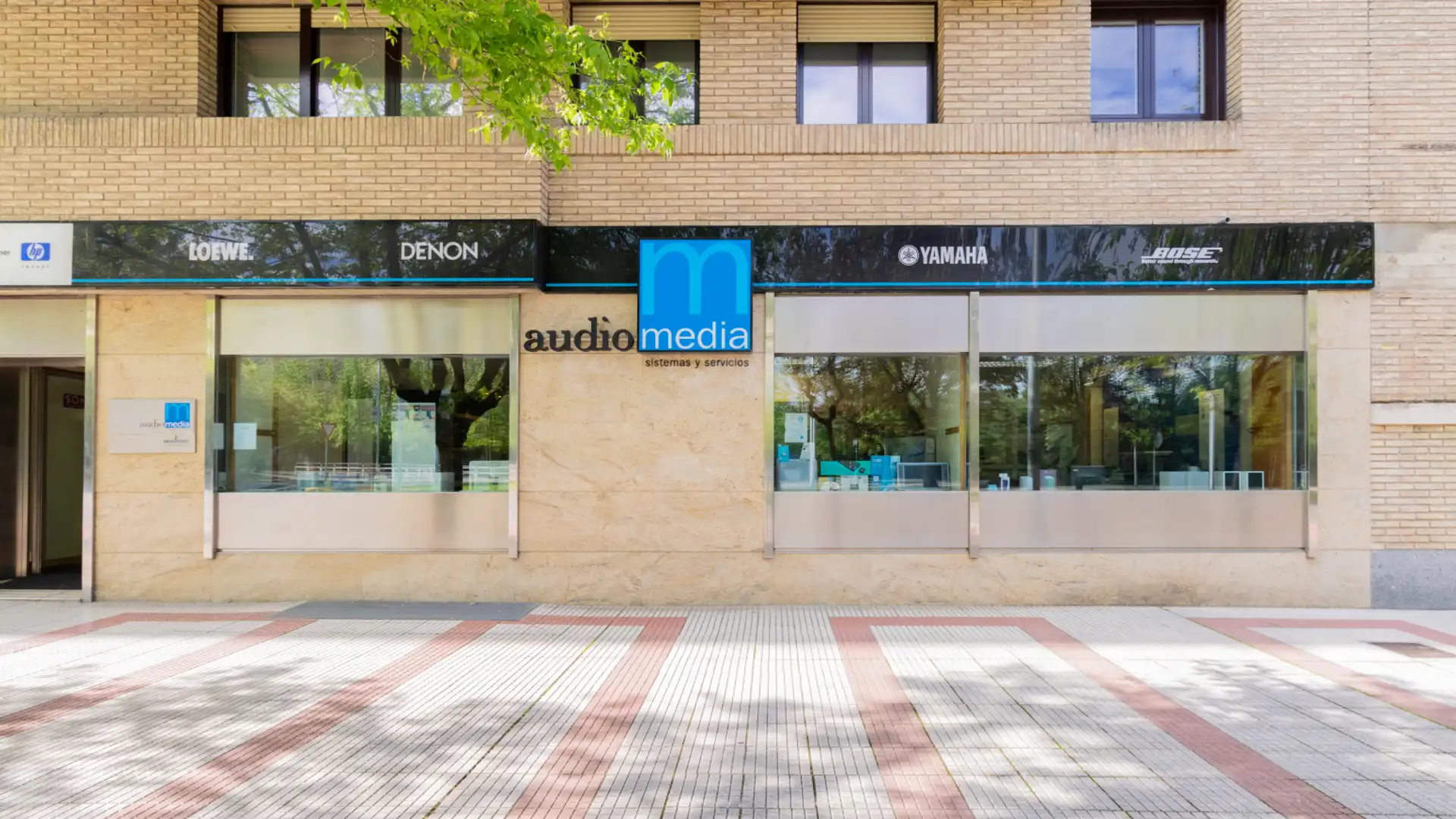 Vista exterior de Local de alquiler en  Pamplona / Iruña