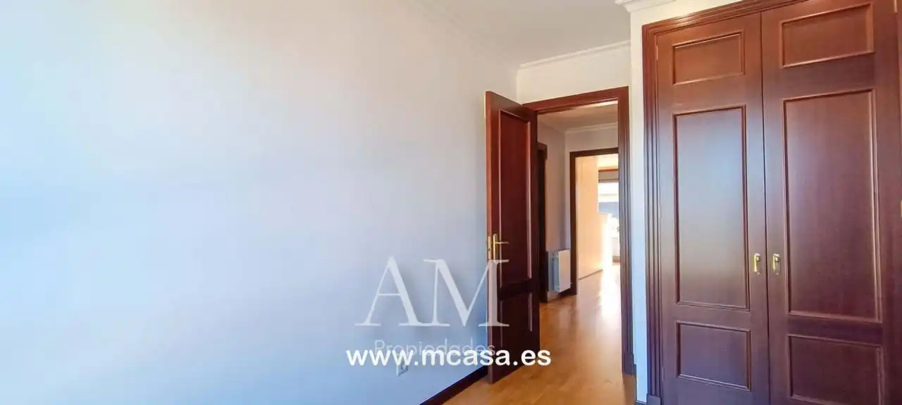 Dormitori de Casa o xalet en venda en Vigo  amb Calefacció, Jardí privat i Terrassa