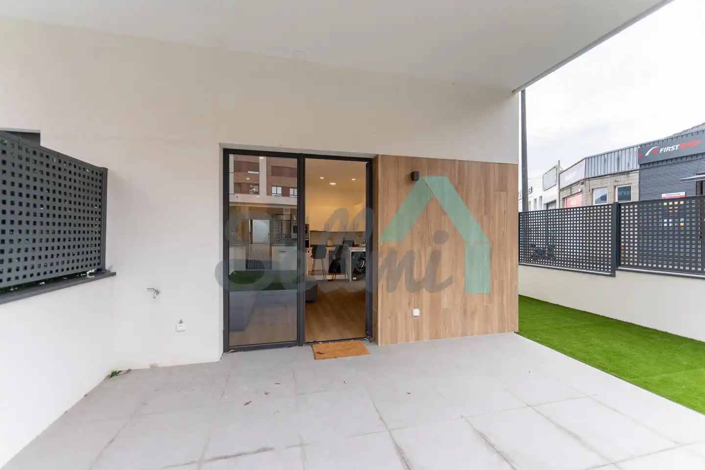 Vista exterior de Planta baixa en venda en Oviedo  amb Aire condicionat, Calefacció i Terrassa
