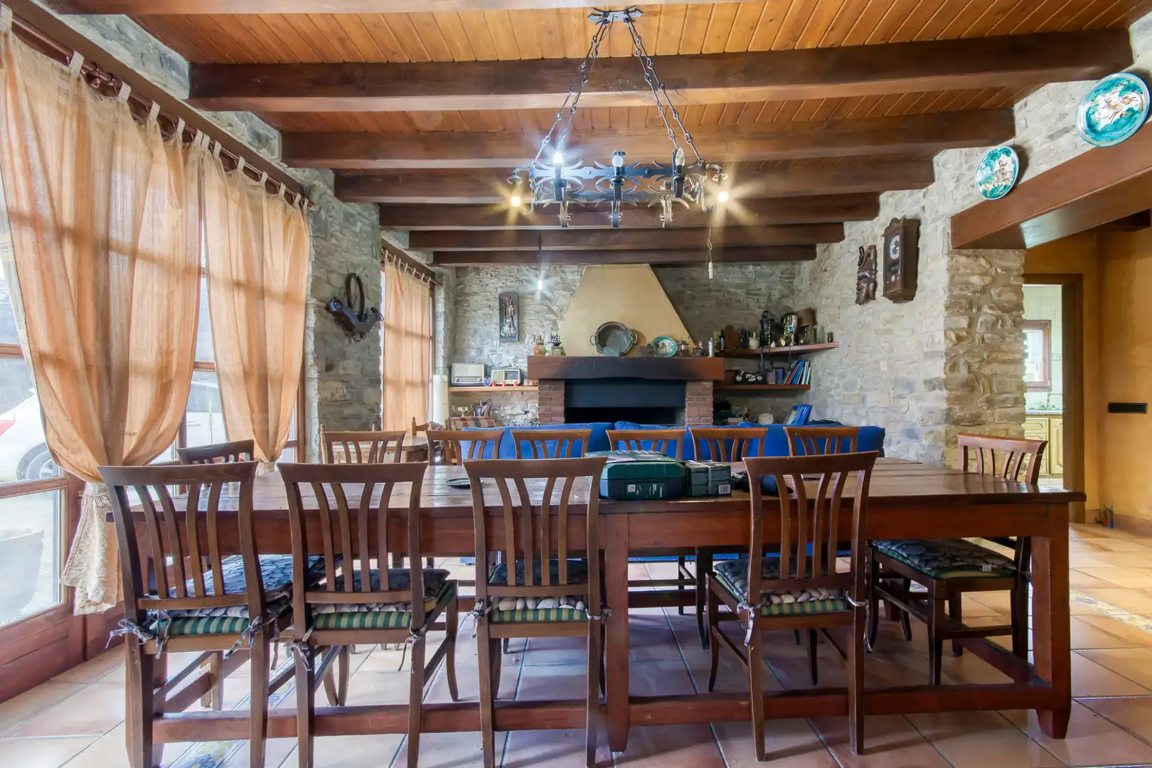 Esszimmer von Country house zum Verkauf in Sant Joan Les Fonts mit Klimaanlage, Heizung und Privatgarten