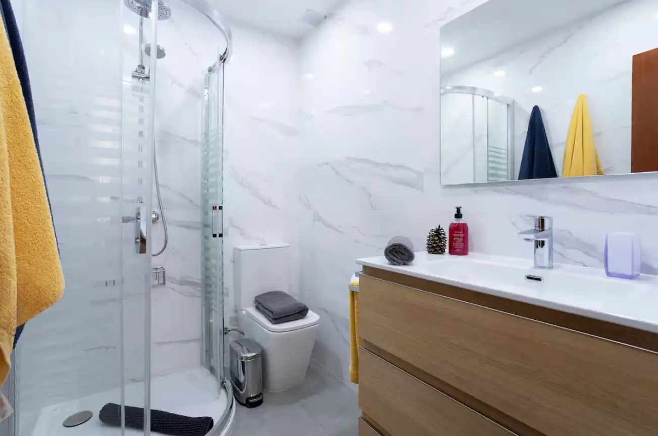 Badezimmer von Wohnungen zur Miete in Málaga mit Klimaanlage, Heizung und Parkett