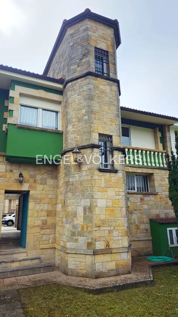 Vista exterior de Casa adosada en venta en Aguilar de Campoo con Calefacción, Jardín privado y Parquet