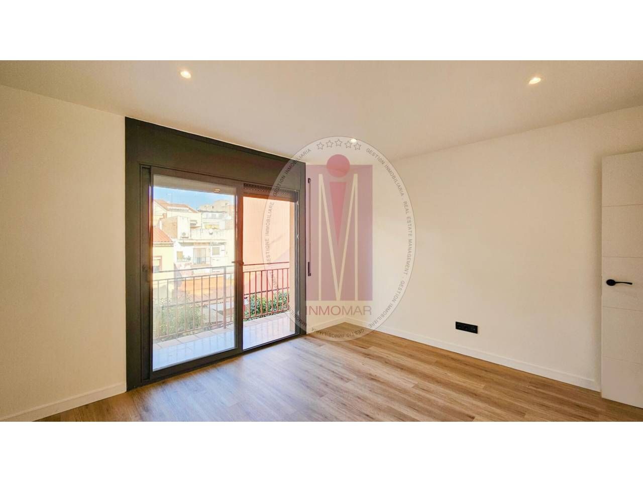 Dormitori de Pis en venda en Cornellà de Llobregat amb Parquet i Balcó